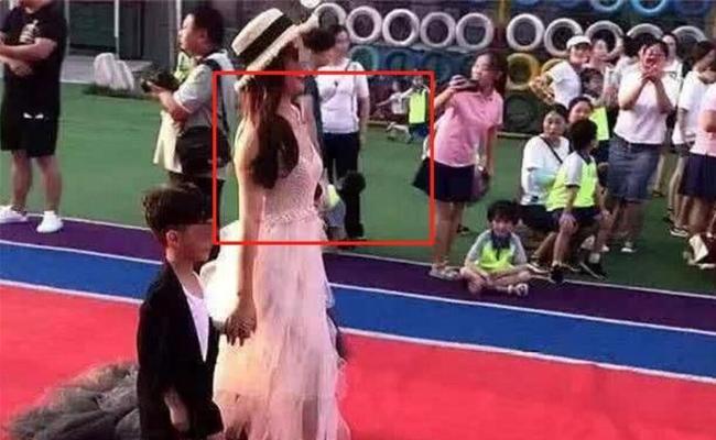 Từ phòng gym đến trường đón con, nhiều bà mẹ mặc ngắn gây bức xúc-13