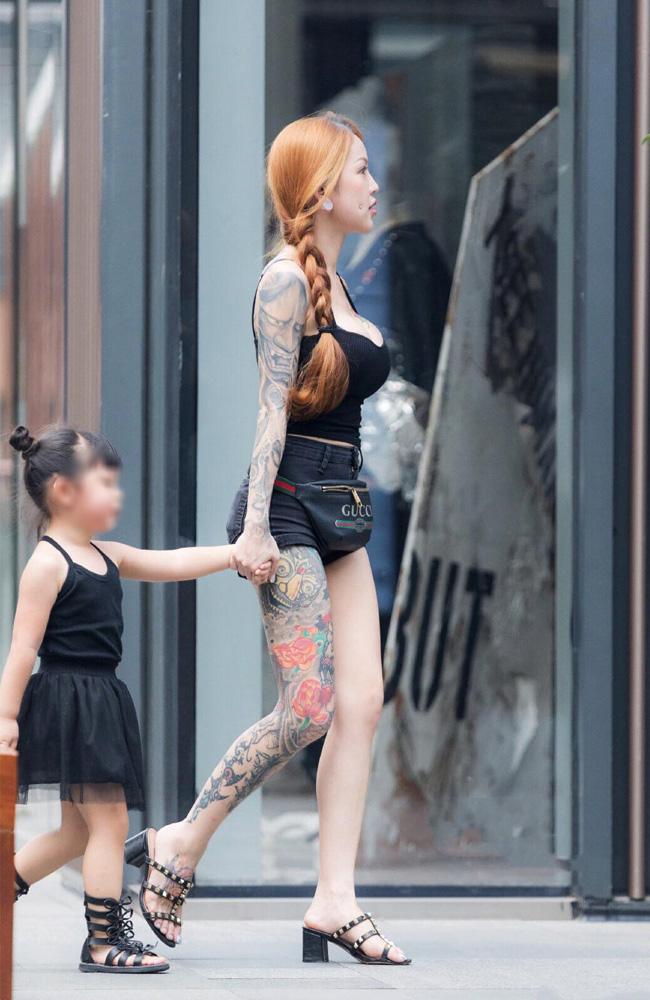 Từ phòng gym đến trường đón con, nhiều bà mẹ mặc ngắn gây bức xúc-14