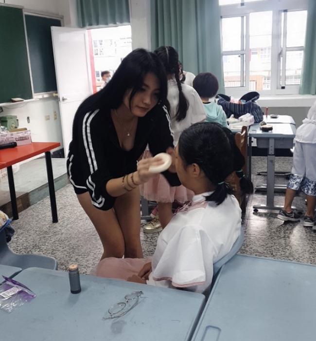 Từ phòng gym đến trường đón con, nhiều bà mẹ mặc ngắn gây bức xúc-3