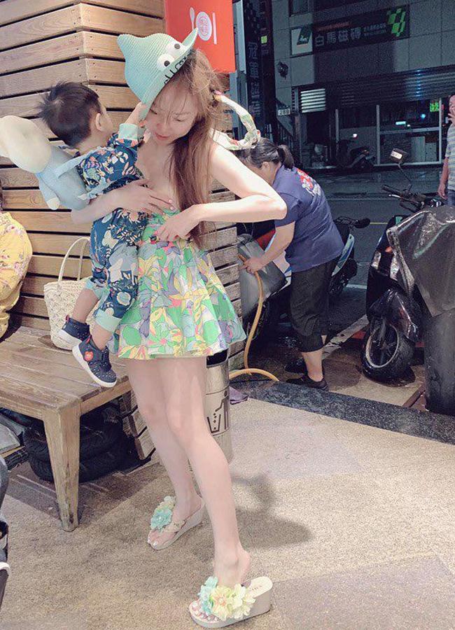 Từ phòng gym đến trường đón con, nhiều bà mẹ mặc ngắn gây bức xúc-8