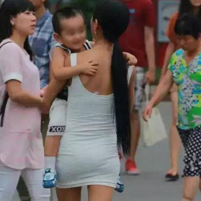 Từ phòng gym đến trường đón con, nhiều bà mẹ mặc ngắn gây bức xúc-10