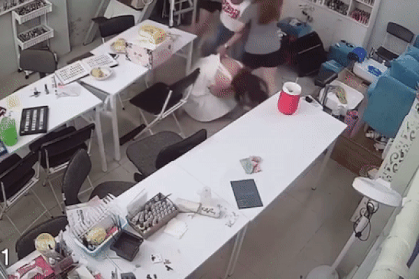 Vợ đi làm móng chơi Tết, chồng đến tận nơi túm tóc, đánh tới tấp-1