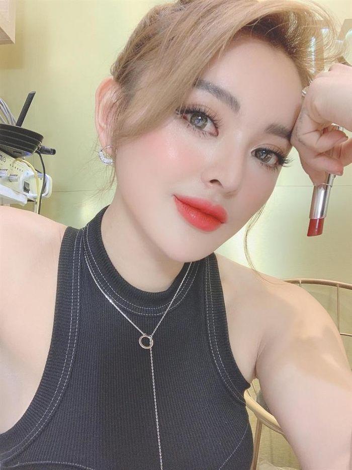 Livestream nói về scandal, Trang Nemo để lộ mặt đơ sưng phù-4