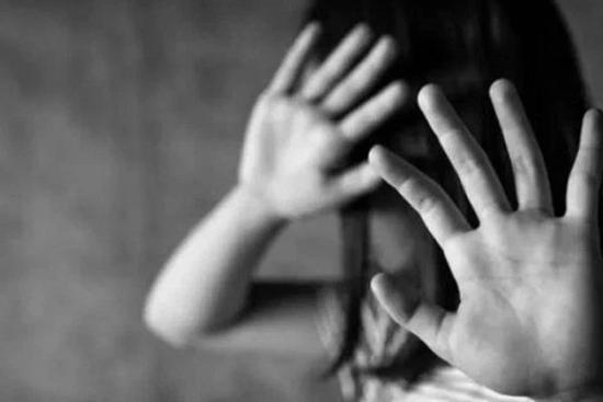 Nhân tình cưỡng hiếp, sát hại cháu gái 3 tuổi, bà nội mặc kệ ngó lơ