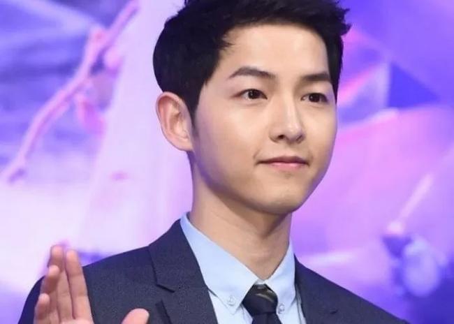 Song Joong Ki đã là một vận động viên trượt băng tốc độ trong khoảng 12 năm kể từ khi anh ấy học tại một trường tiểu học.
Nam diễn viên là một vận động viên tuyệt vời với những kỹ năng vượt trội và thậm chí đã 3 lần trở thành đại diện cho quê hương Daejeon.