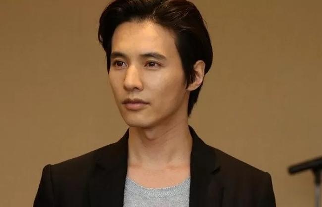 Won Bin đã từng là một thợ máy ở quê nhà Gangwon - do trong quá khứ.
Anh từng mơ ước trở thành người nổi tiếng khi đang làm thợ sửa xe ô tô tại trung tâm thành phố.