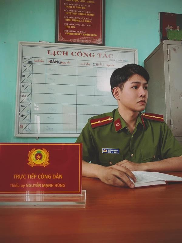 Chàng công an mới toanh của Phố Trong Làng có tên Minh Coca, anh hiện đang là diễn viên của nhà hát Tuổi Trẻ, anh sẽ vào vai thiếu úy Hùng, cũng được điều về xã Tân Xuân để công tác.