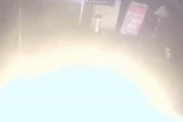 Clip: Người đàn ông lén lút trong đêm, tẩm xăng đốt hiệu thuốc