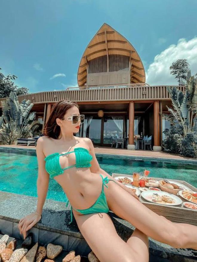 Lệ Quyên diện bikini tinh nghịch ở bể bơi nhưng mất điểm vì 1 chi tiết-2