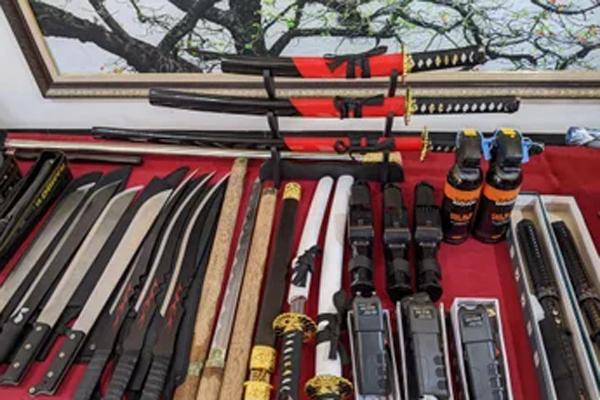 Cặp vợ chồng livestream bán vũ khí-1