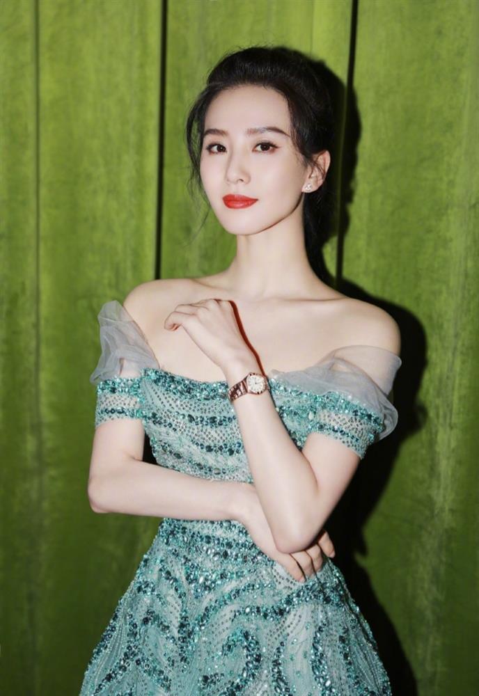 Lưu Thi Thi khoe điểm vàng đẹp ná thở khi mặc đồ trễ vai-2