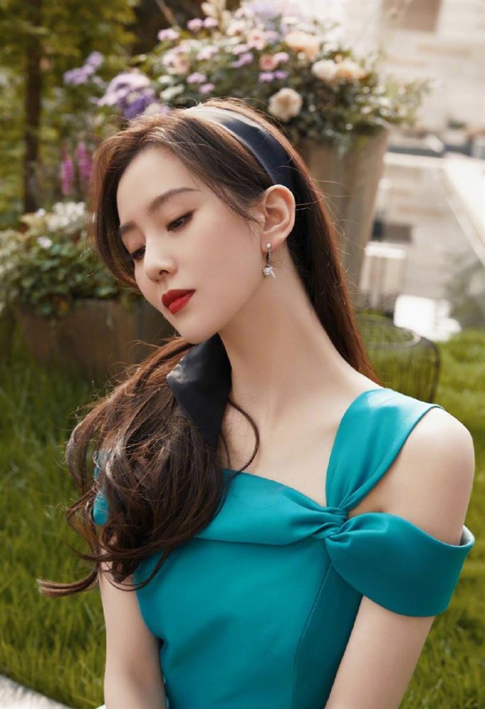 Lưu Thi Thi khoe điểm vàng đẹp ná thở khi mặc đồ trễ vai-3