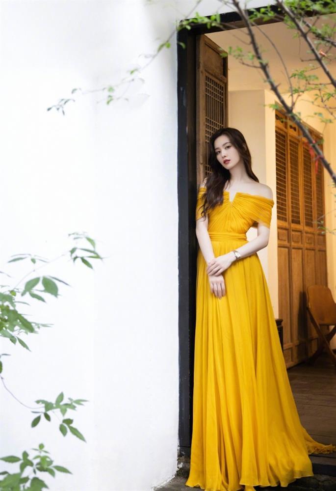 Lưu Thi Thi khoe điểm vàng đẹp ná thở khi mặc đồ trễ vai-4