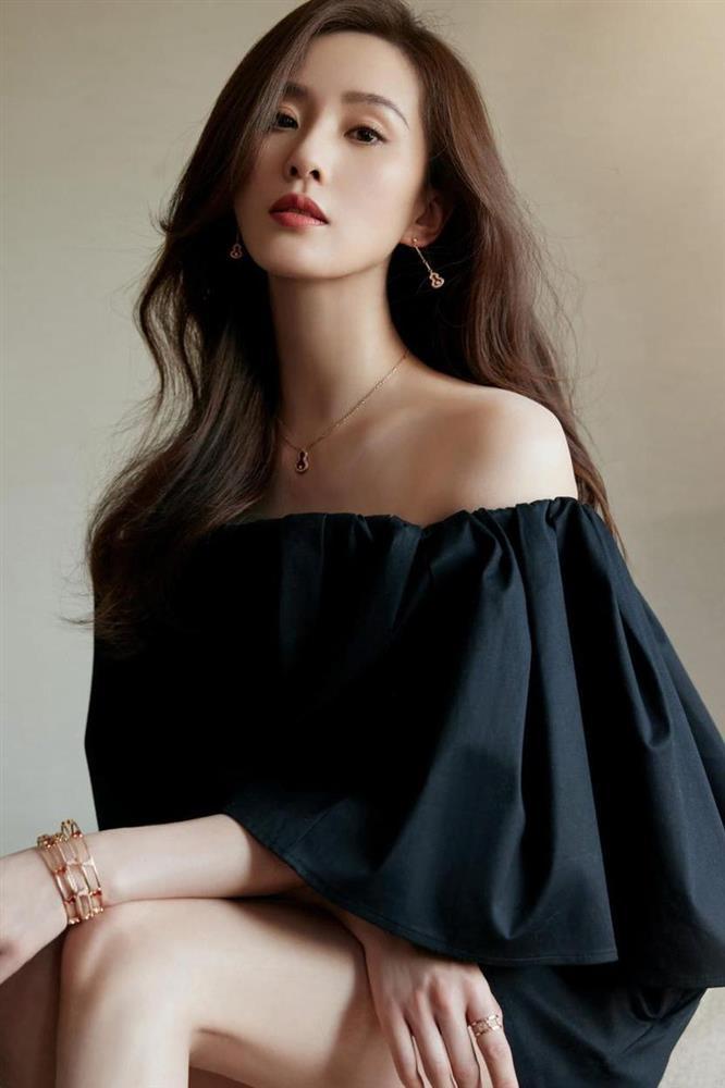 Lưu Thi Thi khoe điểm vàng đẹp ná thở khi mặc đồ trễ vai-5