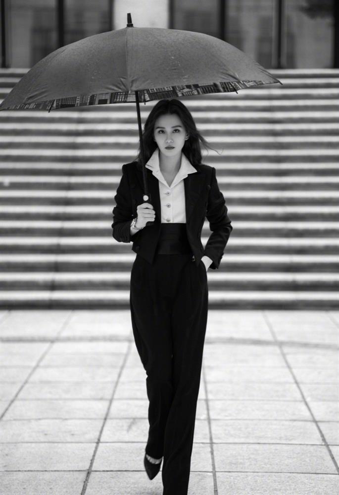 Lưu Thi Thi khoe điểm vàng đẹp ná thở khi mặc đồ trễ vai-6