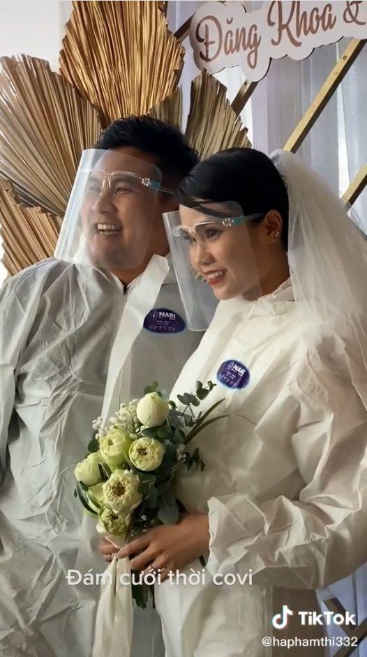 Đám cưới mùa Covid, cô dâu chú rể mặc full áo giáp bảo hộ-2