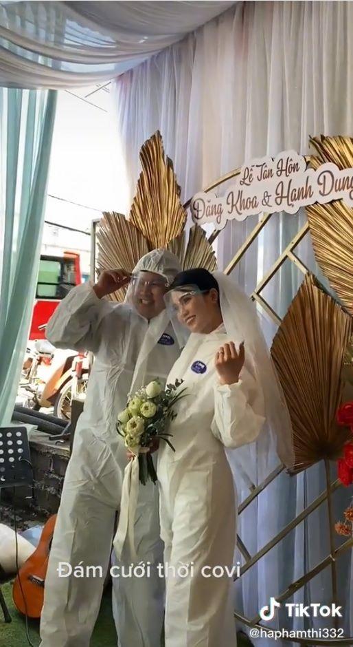 Đám cưới mùa Covid, cô dâu chú rể mặc full áo giáp bảo hộ-3