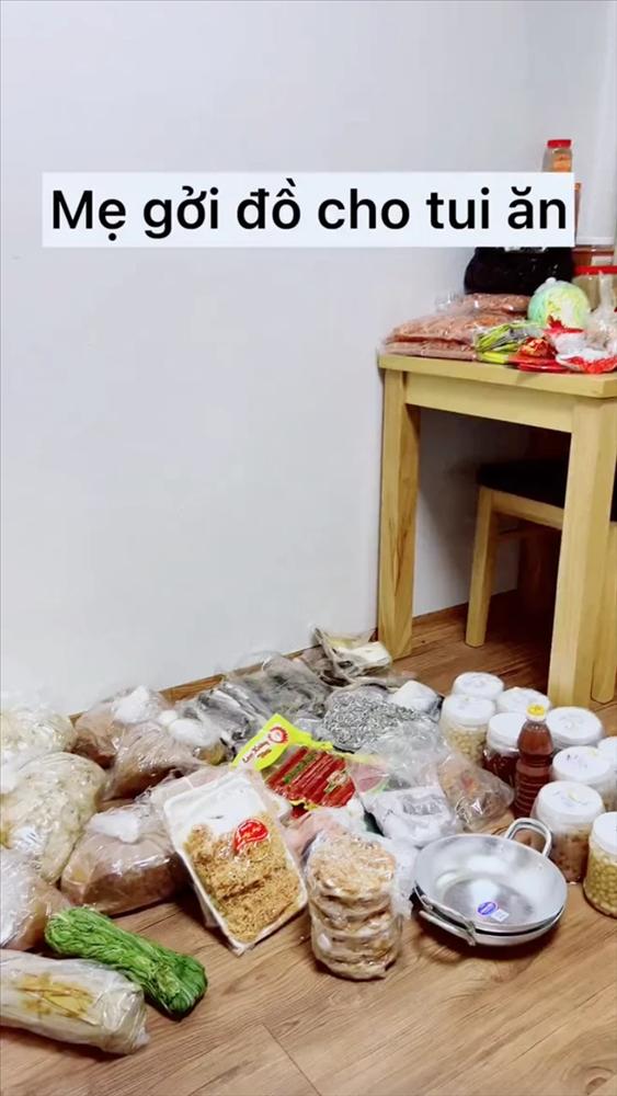 Mẹ bảo gửi mỗi thứ một tí, con trai choáng váng khi mở thùng đồ-1