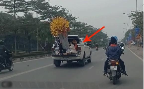 Cảnh chở hoa về chơi Tết khiến dân mạng tá hỏa vì quá nguy hiểm-1