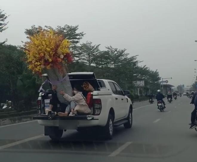 Cảnh chở hoa về chơi Tết khiến dân mạng tá hỏa vì quá nguy hiểm-2
