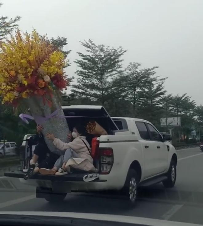 Cảnh chở hoa về chơi Tết khiến dân mạng tá hỏa vì quá nguy hiểm-3