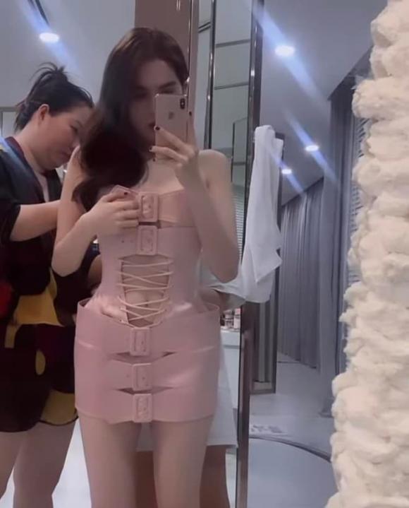 Ngọc Trinh bị nghi đạo nhái đồ của vũ nữ thoát y?-1