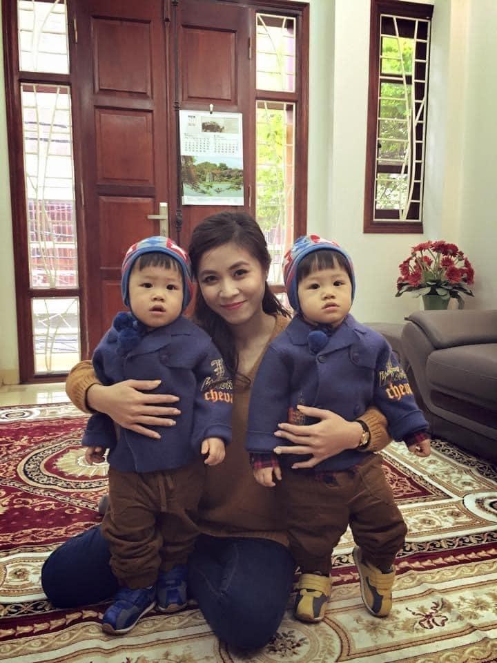 Cặp song sinh của MC Hoàng Linh trổ mã, cao lấn át mẹ-2