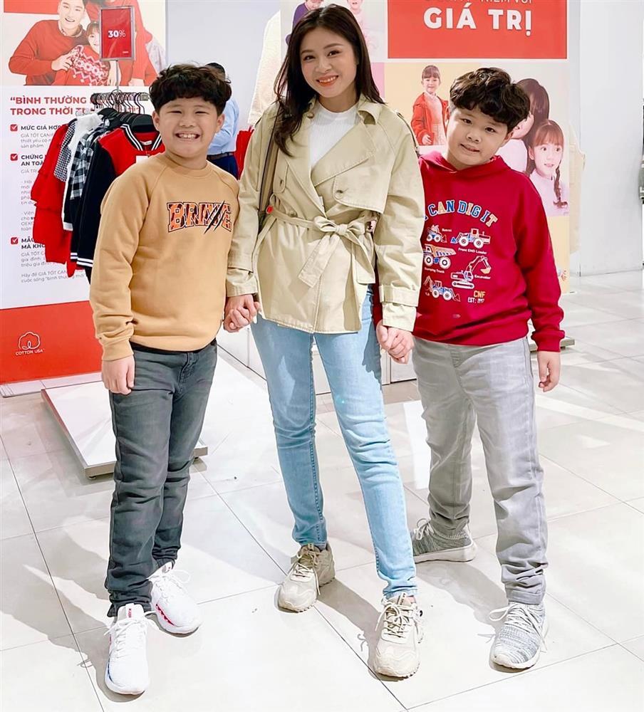 Cặp song sinh của MC Hoàng Linh trổ mã, cao lấn át mẹ-3