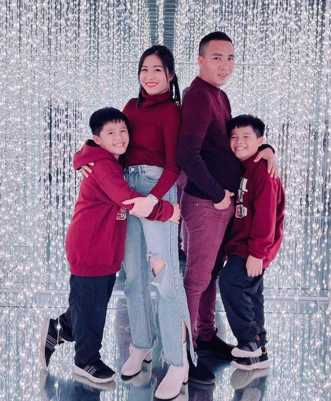 Cặp song sinh của MC Hoàng Linh trổ mã, cao lấn át mẹ-8