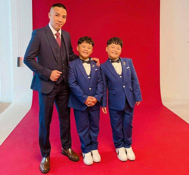 Cặp song sinh của MC Hoàng Linh trổ mã, cao lấn át mẹ-6