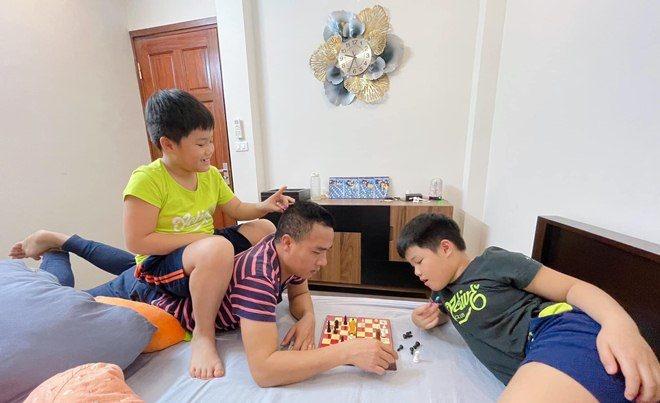 Cặp song sinh của MC Hoàng Linh trổ mã, cao lấn át mẹ-7