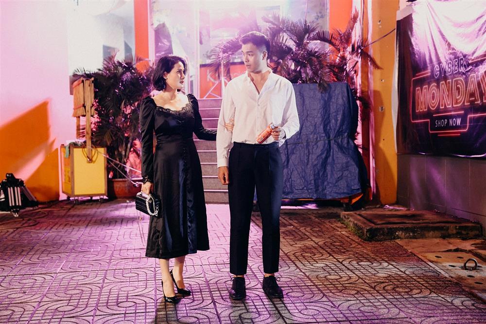 Chiều con trai, Thân Thúy Hà làm sugar mommy trong MV của Hari Won-4