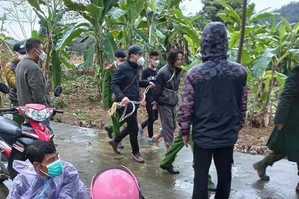 NÓNG: Đang ngủ bị gọi dậy, con trai chặt đầu bố mang đi giấu-1