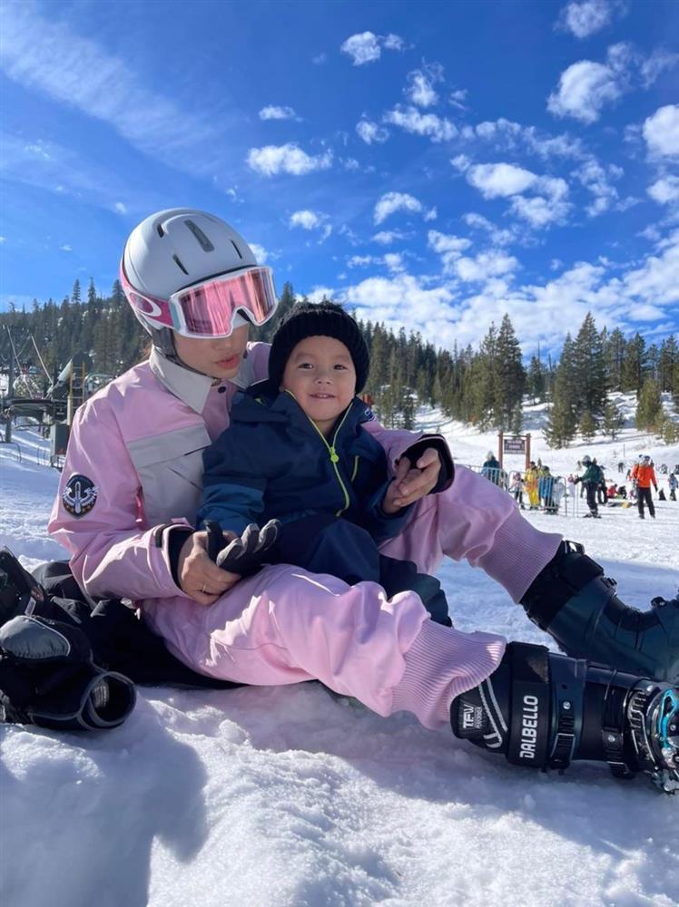 Phạm Hương bị 2 cậu ấm chiếm sạch spotlight khi đi trượt tuyết-2