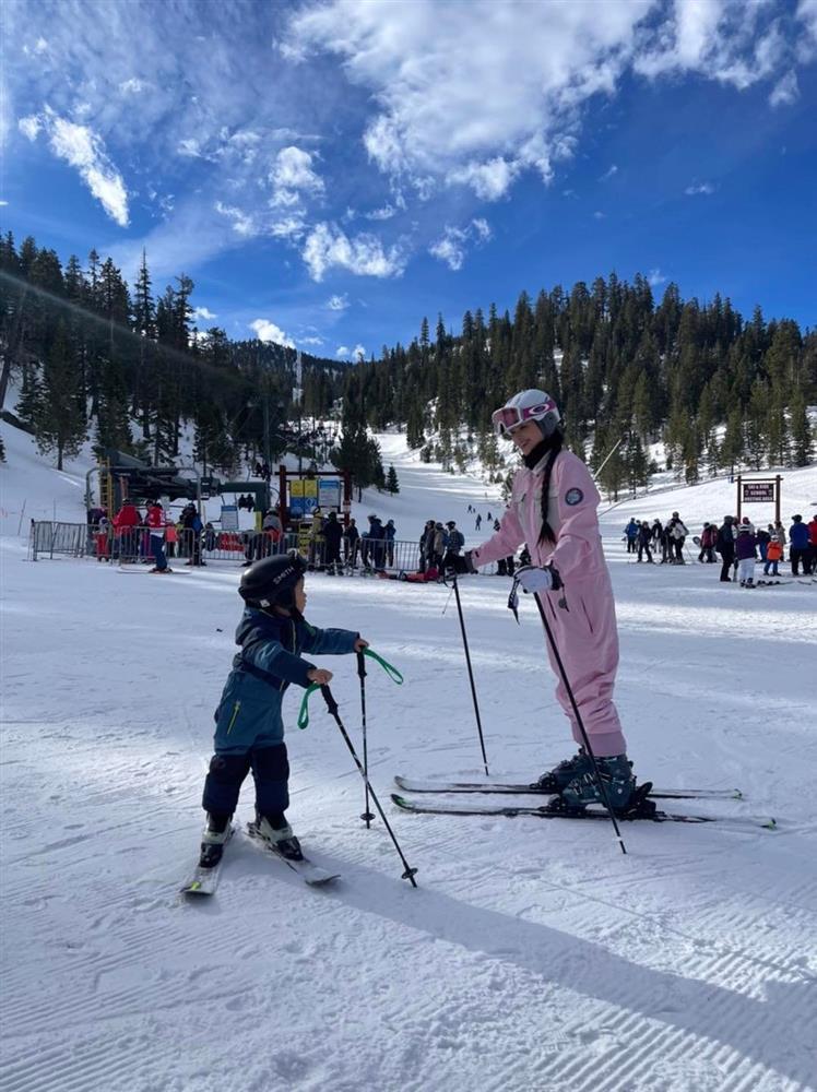 Phạm Hương bị 2 cậu ấm chiếm sạch spotlight khi đi trượt tuyết-6