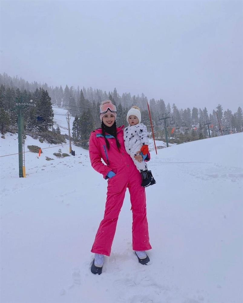 Phạm Hương bị 2 cậu ấm chiếm sạch spotlight khi đi trượt tuyết-7