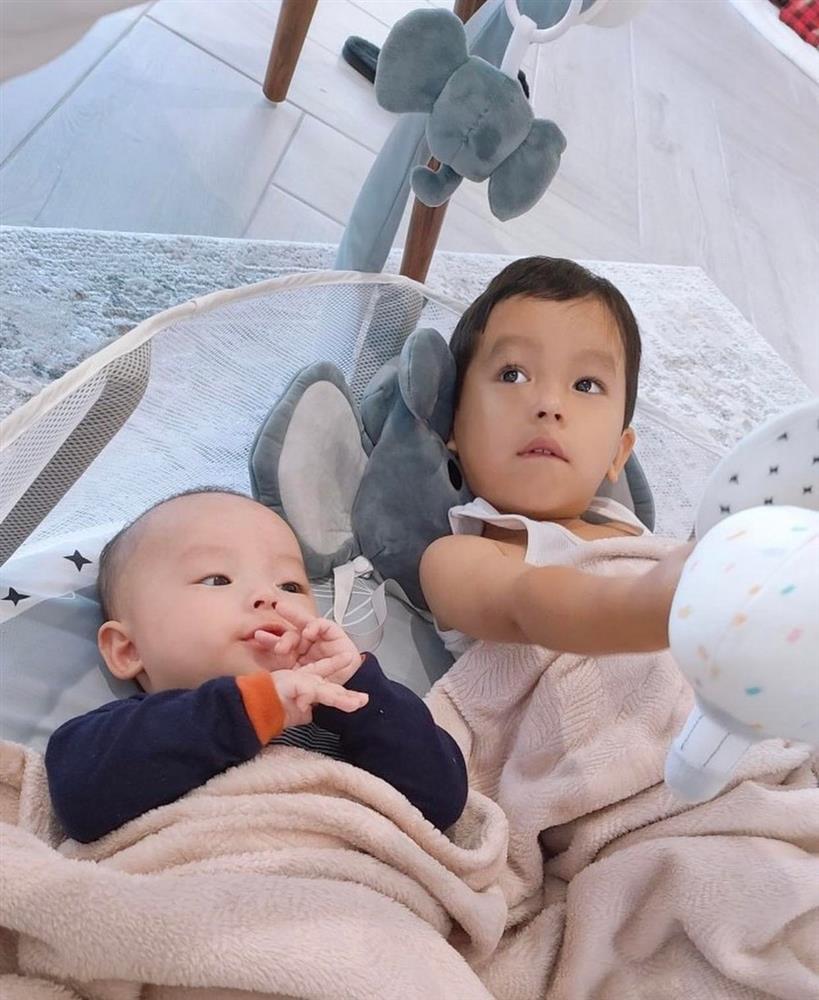 Phạm Hương bị 2 cậu ấm chiếm sạch spotlight khi đi trượt tuyết-9