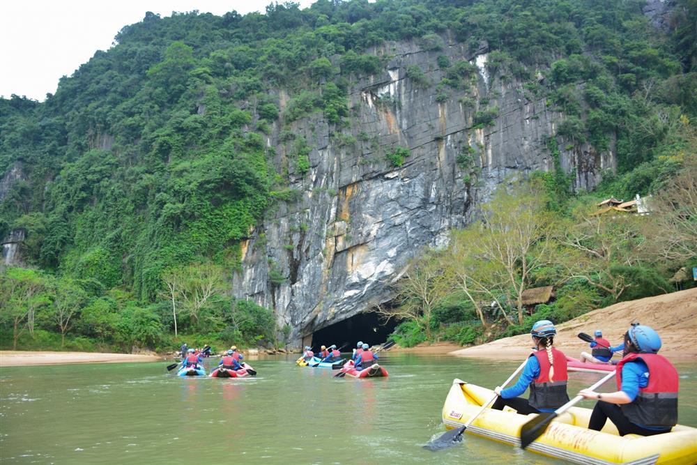 Khám phá chiều sâu bí ẩn động Phong Nha bằng kayak vào ban đêm-1