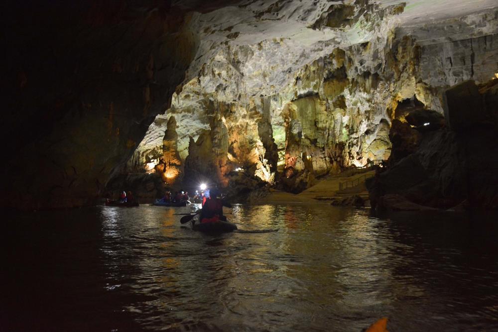 Khám phá chiều sâu bí ẩn động Phong Nha bằng kayak vào ban đêm-2