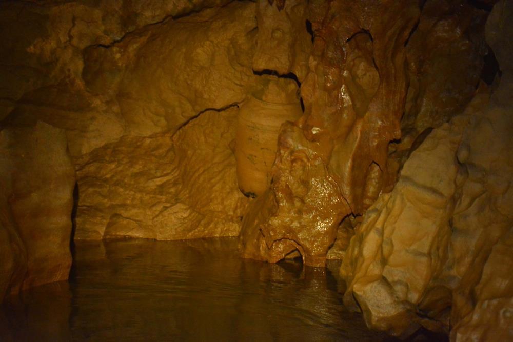 Khám phá chiều sâu bí ẩn động Phong Nha bằng kayak vào ban đêm-3