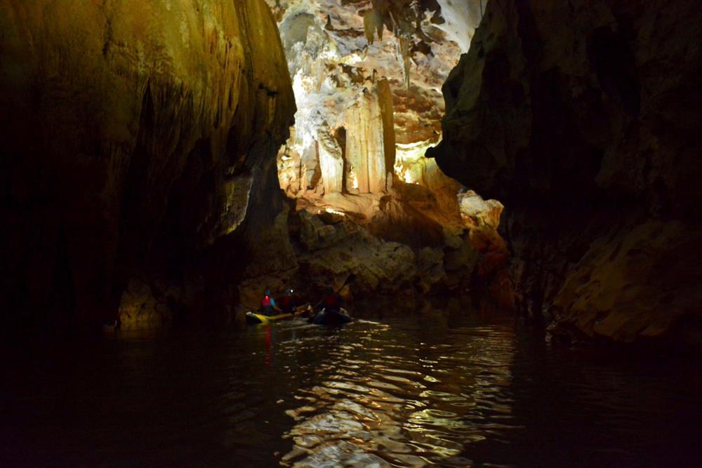 Khám phá chiều sâu bí ẩn động Phong Nha bằng kayak vào ban đêm-4