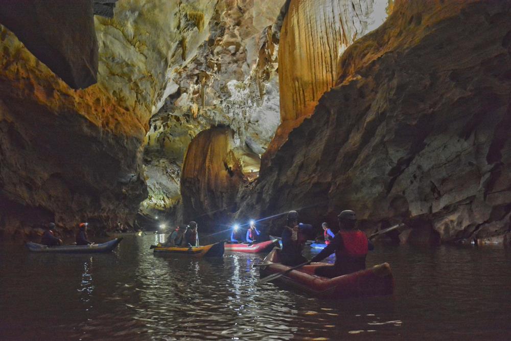 Khám phá chiều sâu bí ẩn động Phong Nha bằng kayak vào ban đêm-5