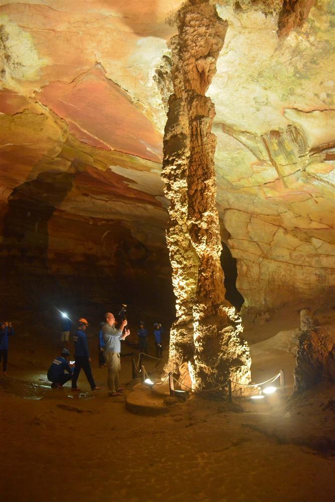 Khám phá chiều sâu bí ẩn động Phong Nha bằng kayak vào ban đêm-8