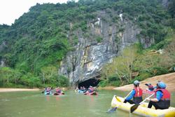 Khám phá chiều sâu bí ẩn động Phong Nha bằng kayak vào ban đêm