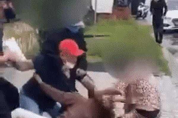 Clip: Cô gái bị đánh ghen được 1 người đàn ông lấy thân đỡ đòn hộ