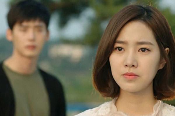 Đang hôn đắm đuối bạn trai, sự cố bất ngờ khiến cô gái tởn tới già-3