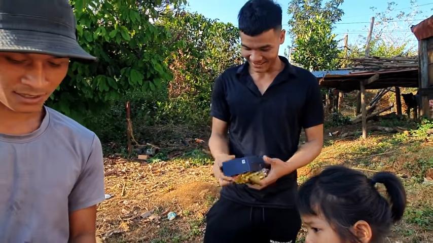 YouTube nghèo nhất Việt Nam tặng đồ đắt đỏ cho đồng nghiệp-3