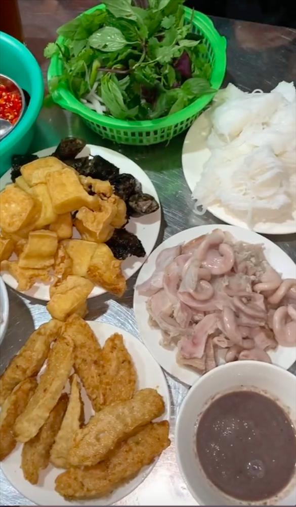 Kinh hãi: TikToker đu trend trộn kem với mắm tôm ăn bún đậu-1