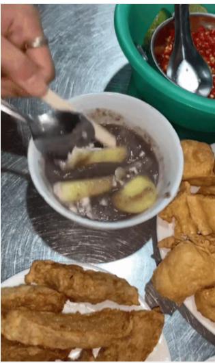 Kinh hãi: TikToker đu trend trộn kem với mắm tôm ăn bún đậu-2