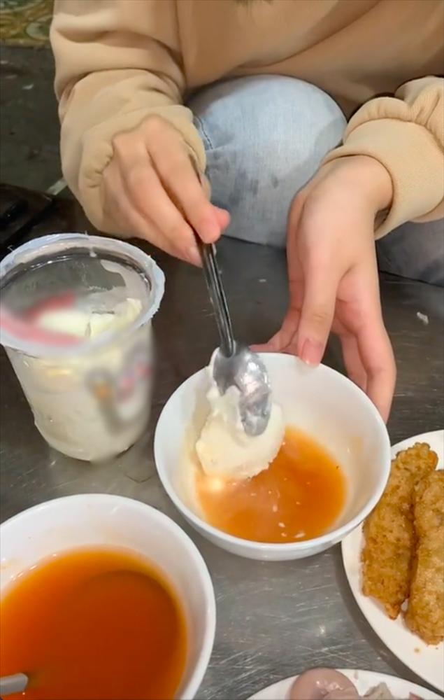 Kinh hãi: TikToker đu trend trộn kem với mắm tôm ăn bún đậu-3